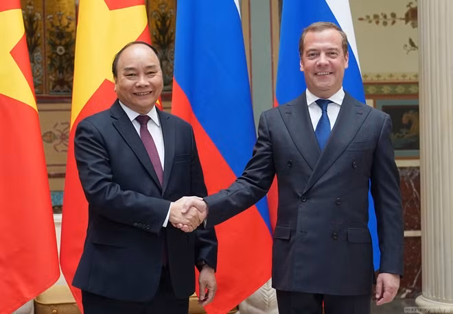 Thủ tướng Liên bang Nga Dmitri Medvedev đón Thủ tướng Nguyễn Xuân Phúc. Ảnh VGP.