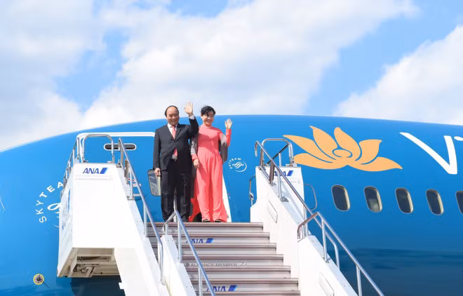 Thủ tướng Nguyễn Xuân Phúc và phu nhân trước lúc bước xuống sân bay Haneda. Ảnh: VGP/Quang Hiếu.