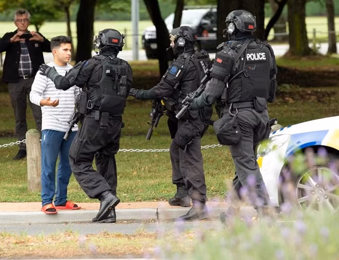 Cảnh sát vũ trang New Zealand xuất hiện dày đặc trên đường phố sau vụ tấn công. Ảnh Reuters.