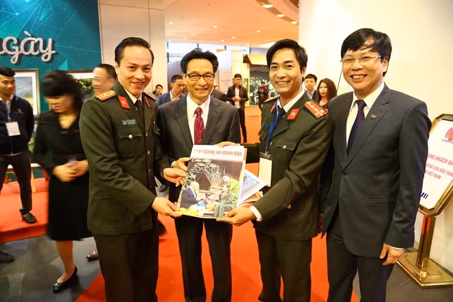 Phó Thủ tướng Chính phủ Vũ Đức Đam và các CBCS trong Báo chí lực lượng CAND.