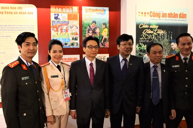 Phó Thủ tướng Chính phủ Vũ Đức Đam thăm gian trưng bày của Báo chí lực lượng CAND sáng 16-3.