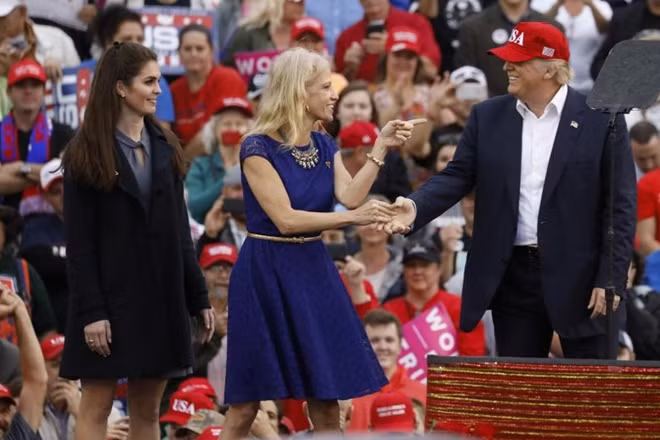 Trong suốt chiến dịch tranh cử, mọi phóng viên muốn nói chuyện với ông Trump đều phải thông qua Hope. Cô được coi là cầu nối giữa ông trùm quyền lực và báo chí.