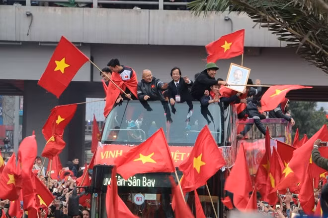 Phố phường Việt Nam rực rỡ cờ hoa, còn tìm mỏi mắt cũng khó thấy hình ảnh này ở Uzbekistan Phố phường Việt Nam rực rỡ cờ hoa, còn tìm mỏi mắt cũng khó thấy hình ảnh này ở Uzbekistan