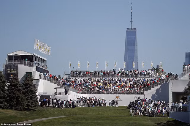 Giải đấu golf Presidents Cup 2017 bắt đầu diễn ra từ 28-9 đến 1-10 tại sân Liberty National ở bang New Jersey. Ảnh AP