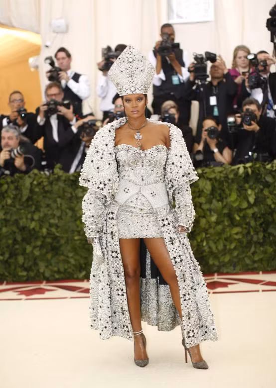 Rihanna là một trong 3 host khách mời năm nay. Ngoài những bản hit đình đám và giọng hát đặc biệt, cô còn được biết đến với gu thời trang nổi bật và ấn tượng. Rihanna là một trong 3 host khách mời năm nay. Ngoài những bản hit đình đám và giọng hát đặc biệt, cô còn được biết đến với gu thời trang nổi bật và ấn tượng.