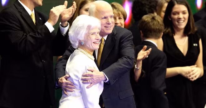 Ông McCain và bà Roberta trong chiến dịch tranh cử năm 2008. Ảnh Twitter