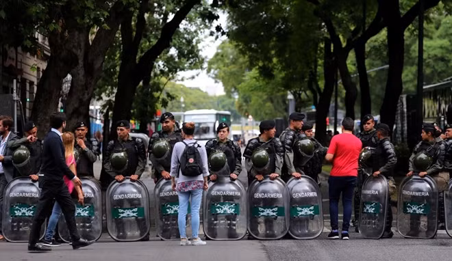 Lực lượng chức năng của Argentina thực hiện nhiệm vụ bảo vệ một khu vực diễn ra sự kiện. Ảnh Reuters.