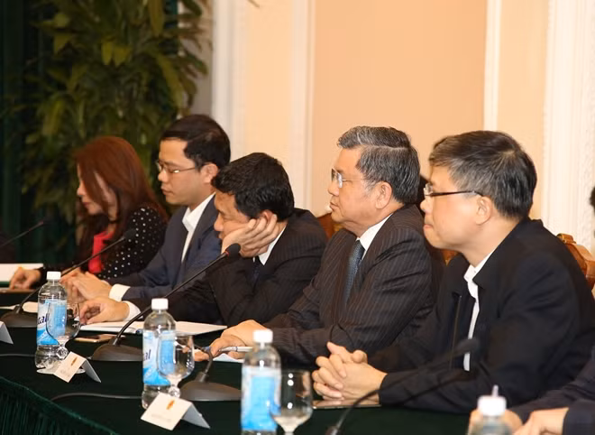 Đồng chí Nguyễn Văn Giàu, Ủy viên Trung ương Đảng, Chủ nhiệm Ủy ban Đối ngoại Quốc hội. (Thứ hai từ bìa phải sang)
