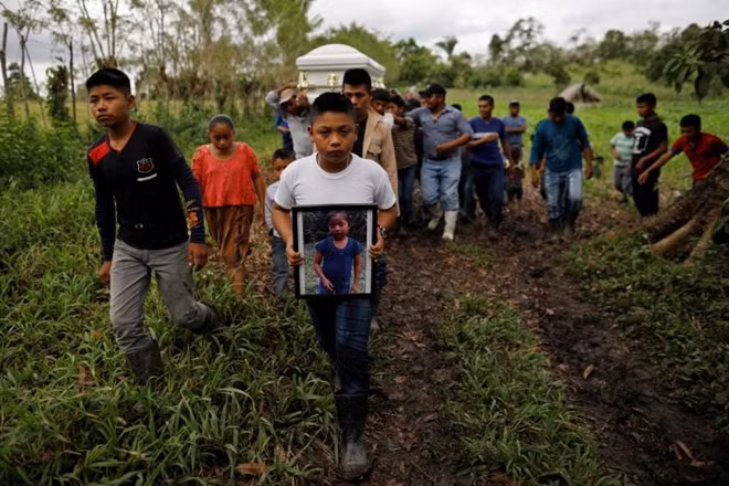 Hiện cha của Jakelin vẫn đang ở Mỹ. Hai cha con cô bé đã di cư và đến được khu vực biên giới của Mỹ với hy vọng họ có thể tìm cách để được ở lại và bắt đầu một cuộc sống mới tốt đẹp hơn.
