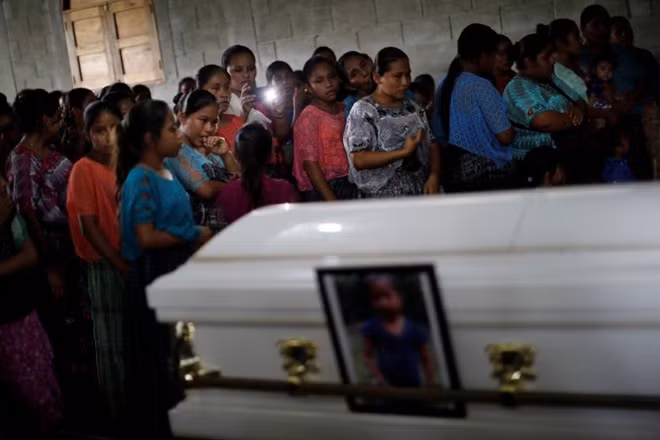 Bạn bè và gia đình của cô bé Jakelin Caal, 7 tuổi, đã đến tham dự lễ tang ở một ngôi làng miền núi nghèo khó của Guatemala, cách nơi mà cô bé qua đời khoảng 3.200 km tại El Paso, Texas hôm 8-12 vì sốt cao.