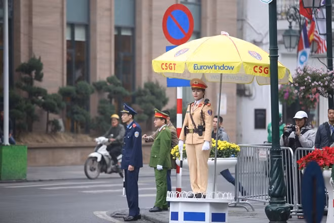Nữ CSGT tại điểm trước Nhà hát Lớn Hà Nội, một trong những tuyến đường mà đoàn xe của Chủ tịch Triều Tiên đi qua.