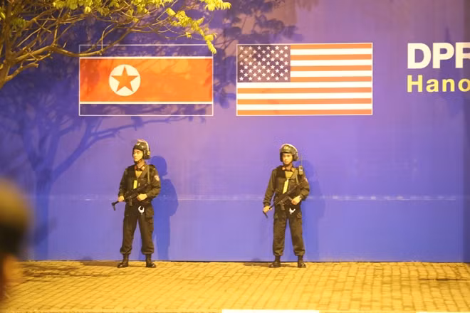 CSCĐ bảo vệ trước điểm khách sạn JW Marriot, nơi Tổng thống Mỹ Donald Trump lưu trú khi tham gia Thượng đỉnh Mỹ-Triều tại Hà Nội.