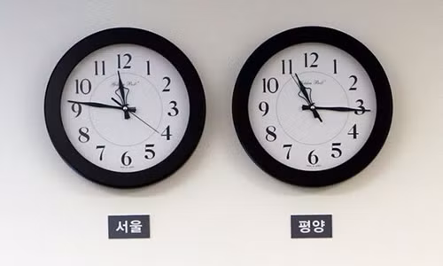 Đồng hồ chỉ giờ Bình Nhưỡng (phải) chạy chậm hơn 30 phút so với giờ Seoul (trái) tại Panmunjom, Khu Phi quân sự liên Triều hôm 27-4. ẢNh BBC