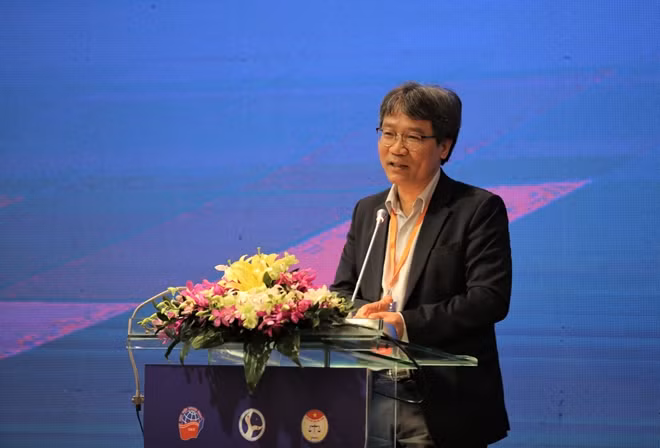 Ông Nguyễn Vũ Tùng, Giám đốc Học viện Ngoại giao phát biểu tại lễ bế mạc.