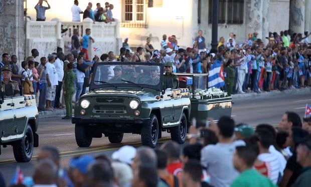 Chiếc xe quân sự chở theo tro cốt của vị Lãnh tụ Cuba, khởi hành từ Havana và kết thúc tại Santiago. Ảnh: Reuters.