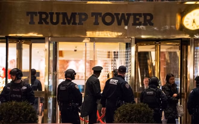 Cảnh sát bên ngoài tòa tháp Trump sau khi nhận được tin có bom