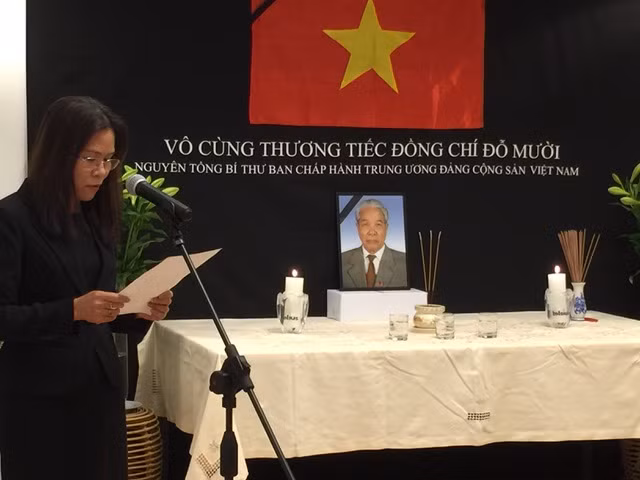 Đại sứ Việt Nam tại Hà Lan Ngô Thị Hoà phát biểu tưởng niệm Nguyên Tổng Bí thư Đỗ Mười Đại sứ Việt Nam tại Hà Lan Ngô Thị Hoà phát biểu tưởng niệm Nguyên Tổng Bí thư Đỗ Mười