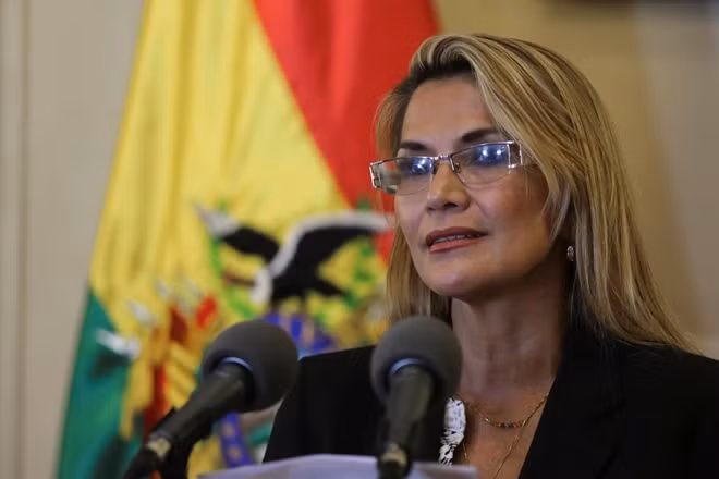 Phó Chủ tịch Thượng viện Bolivia Jeanine Anez tự nhận là Tổng thống dù chưa được Quốc hội nước này thông qua. Ảnh Reuters.