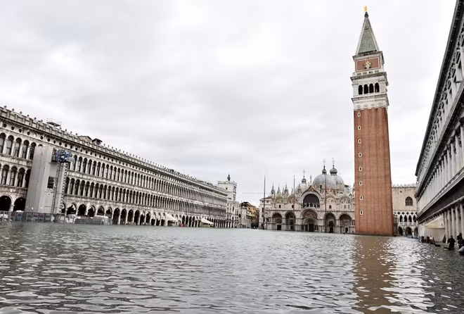 70% diện tích thành phố Venice đã bị nhấn chìm. Ảnh Reuters.