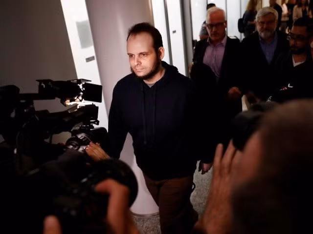 Joshua Boyle tại sân bay quốc tế Pearson, Toronto, Canada. Ảnh Reuters Joshua Boyle tại sân bay quốc tế Pearson, Toronto, Canada. Ảnh Reuters