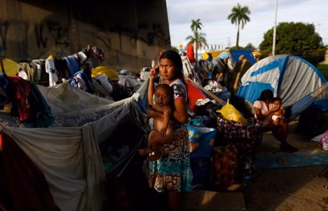 Người tị nạn Venezuela cắm trại tại một gầm cầu ở miền Đông nước này. Ảnh Reuters.