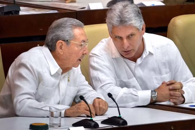 Đồng chí Raul Castro (bên trái) và đồng chí Diaz-Canel. Ảnh The Cuban Economy