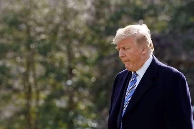 Tổng thống Mỹ Donald Trump đang cân nhắc trục xuất một số nhà ngoại giao Nga. Ảnh Reuters