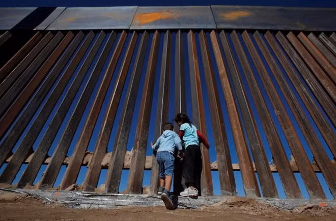 Bức tường ngăn cách Mỹ và Mexico. Ảnh Reuters
