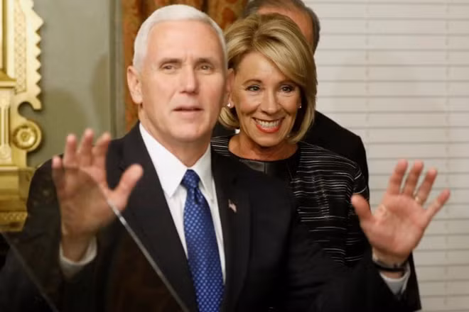 Phó Tổng thống Mike Pence và Bộ trưởng giáo dục Mỹ Betsy DeVos. Ảnh Reuters