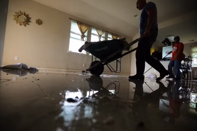 Ngay khi nước lũ rút, nhiều người dân đã tranh thủ trở lại và dọn dẹp nhà cửa