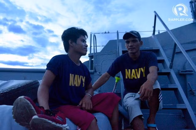 Hai thuyền viên chèo chuyền 2 tiếng đồng hồ đến tàu của Việt Nam để kêu gọi giúp đỡ. Ảnh: Rappler. Hai thuyền viên chèo chuyền 2 tiếng đồng hồ đến tàu của Việt Nam để kêu gọi giúp đỡ. Ảnh: Rappler.