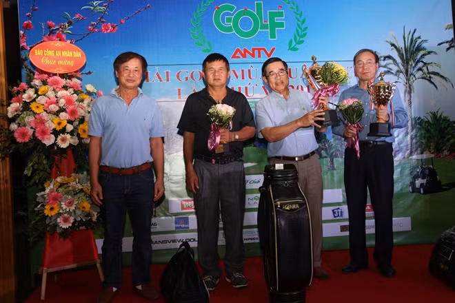 BTC trao giải cho các Golf thủ ở nhiều hạng mục, bảng thi đấu khác nhau.