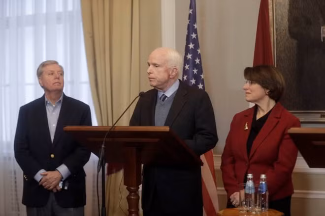 Từ trái sang ông Lindsey Graham, ông John McCain và bà Amy Klobuchar