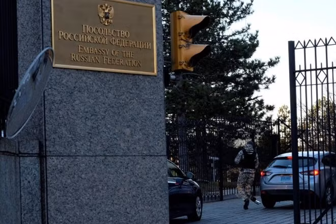 Bên ngoài Đại sứ quán Nga tại Washington. Ảnh Reuters.