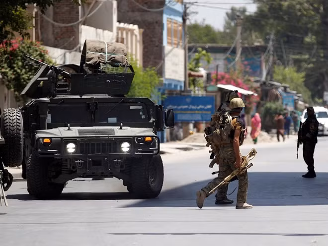 Lực lượng an ninh Afghanistan bên ngoài khu vực xảy ra vụ nổ. Ảnh Reuters