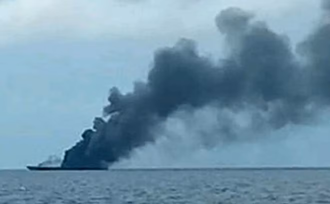 Phà Fungka Permata V bốc cháy. (Nguồn: news.okezone.com)