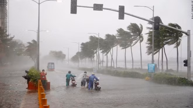 Siêu bão Mangkhut vừa đổ bộ qua Philippines. Ảnh AP