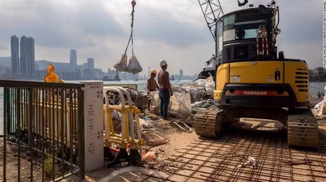 Người dân Hong Kong "tích cực" đón bão siêu mạnh. Ảnh Getty Images