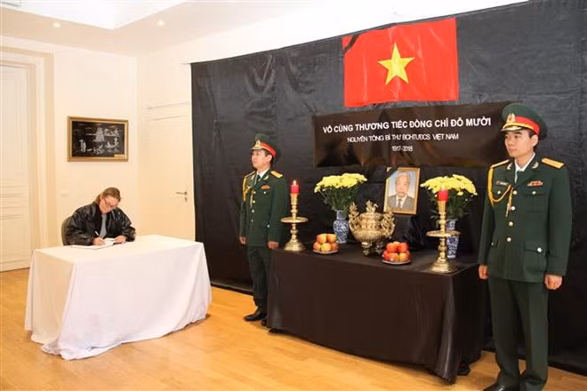 Đại diện Bộ Ngoại giao Pháp ghi sổ tang. (Ảnh: Vũ Mai Linh Hương/TTXVN)