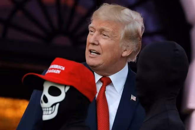 Trước đó, tại phòng Bầu Dục (phòng làm việc của Tổng thống), ông Trump đã có buổi phát kẹo dịp Halloween cho con em của các phóng viên phụ trách Nhà Trắng.