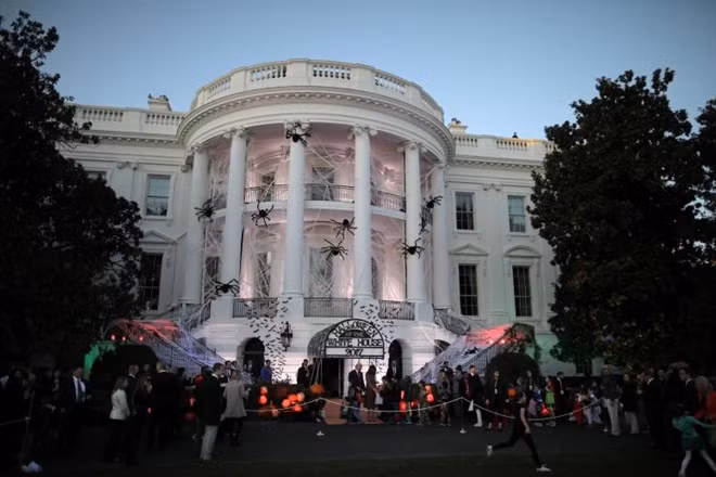 Đón lễ hội Halloween năm nay, Nhà Trắng được trang hoàng với mạng nhện giăng kín