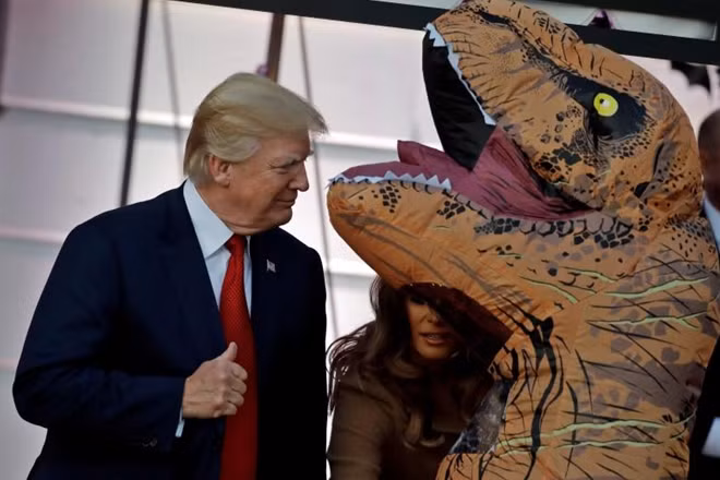 Tổng thống Mỹ Donald Trump và Đệ nhất phu nhân chào đón những vị khách "nhí" cùng với giỏ kẹo đầy trên tay