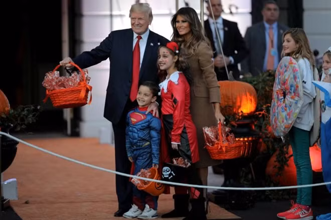 Tổng thống Mỹ Donald Trump và phu nhân tham dự lễ Halloween cùng nhiều trẻ em tại Nhà Trắng