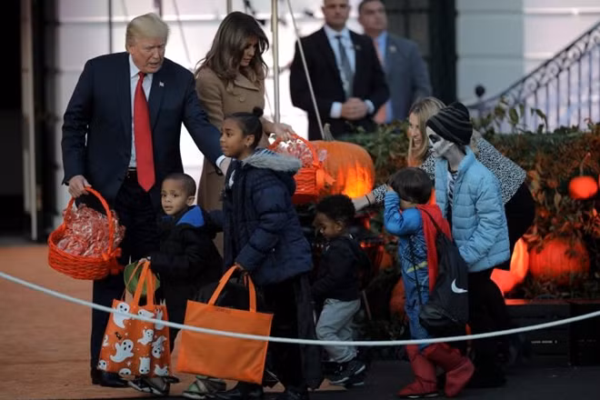 Vào dịp Halloween ở Mỹ, nhiều người, đặc biệt là trẻ em hóa trang không chỉ là một dịp lễ hội giải trí đơn thuần, mà theo truyền thuyết xa xưa, việc hóa trang thành các nhân vật như ma quỷ, phù thủy... để tránh việc bị những nhân vật này ngoài đời thực "ám".