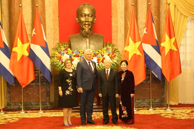 Hai vị lãnh đạo và phu nhân.