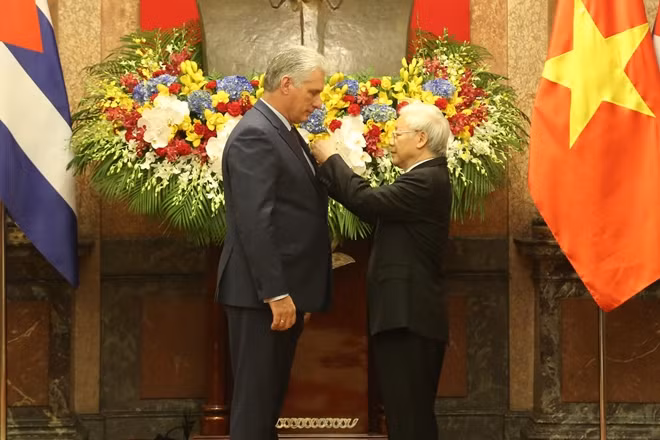 Tổng Bí thư, Chủ tịch nước Nguyễn Phú Trọng trao tặng huân chương Hồ Chí Minh cho Chủ tịch Cuba Miguel Mario Diáz Canel Bermúdez.
