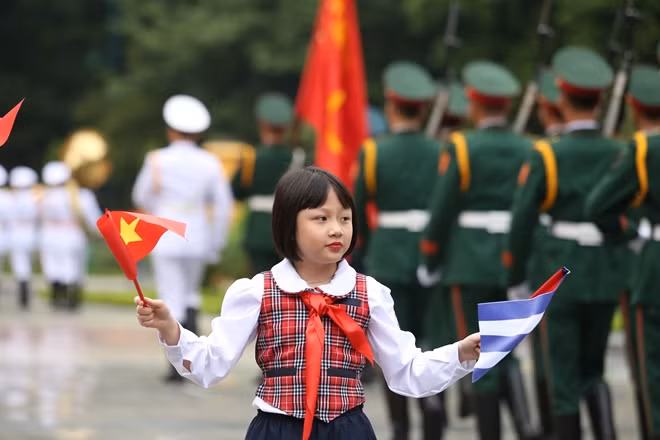 Các cháu thiếu nhi Việt Nam tươi vui với lá cờ hai nước Việt Nam - Cuba trên tay.