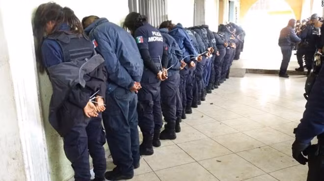 Hàng loạt cảnh sát Mexico bị bắt do bị nghi có liên quan đến vụ ám sát quan chức. Ảnh CNN