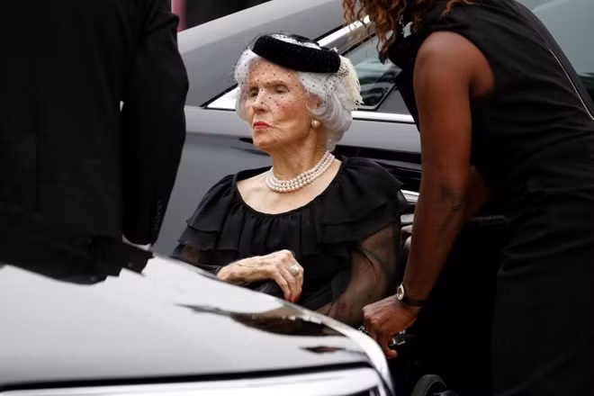 Bà Roberta McCain, mẹ của ông John McCain cũng tham dự lễ. Bà Roberta năm nay đã 106 tuổi, và như ông McCain từng kể lại, bà có nhiều ảnh hưởng đến phong cách sống và suy nghĩ của ông.