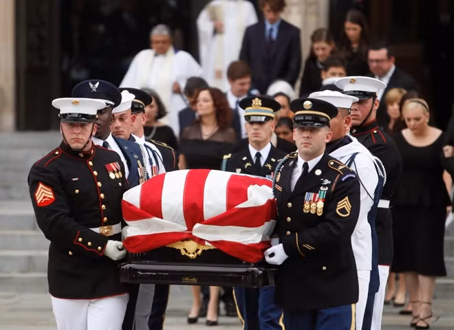 Lễ tang thượng nghị sĩ John McCain tại Nhà thờ Quốc gia Mỹ sẽ kết thúc sau bài nguyện cuối cùng. Ông sẽ được an táng tại nghĩa trang Học viện Hải quân Mỹ ở Maryland vào ngày mai.